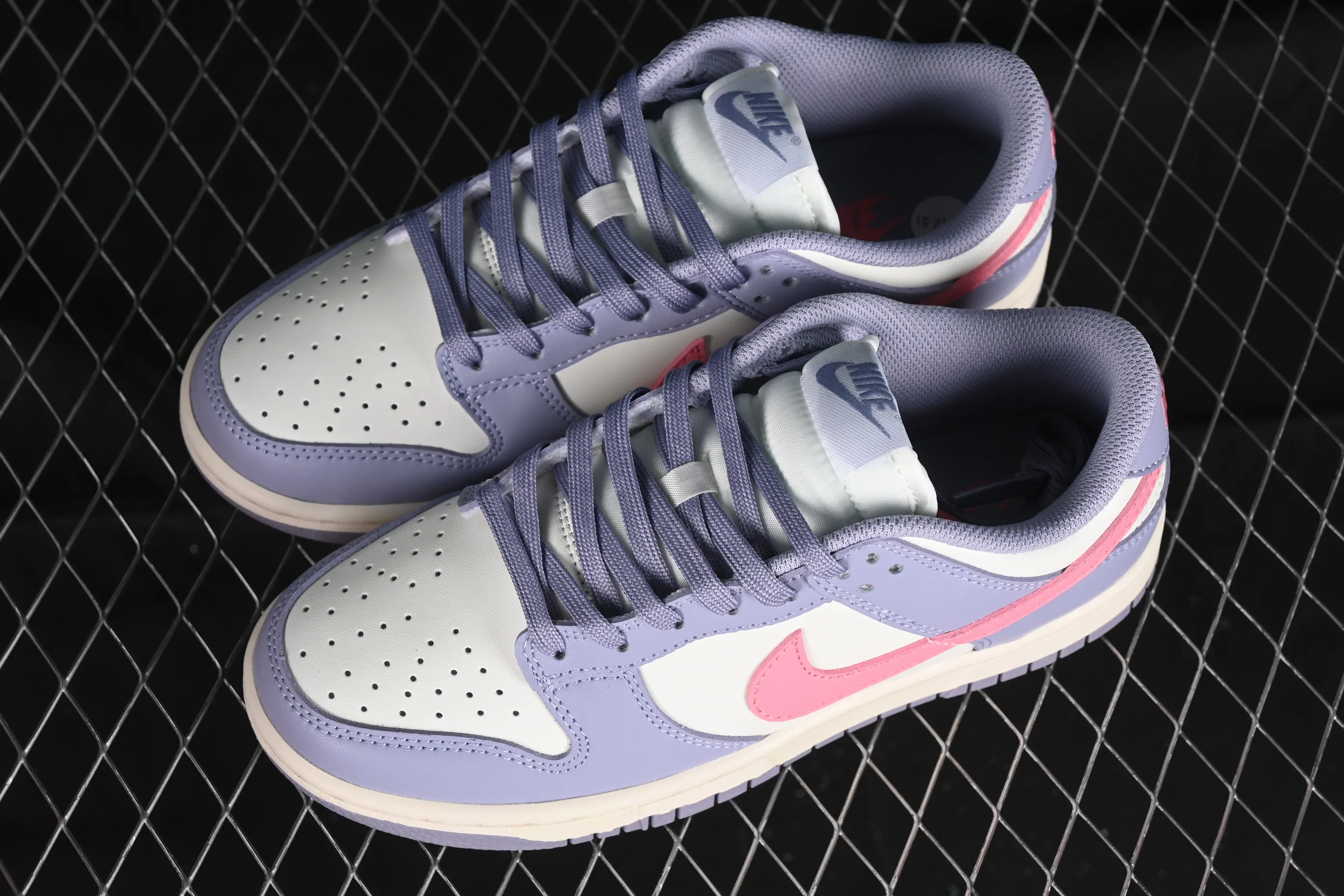All categories Nk SB Dunk series Nk SB Dunk Low low-top sneakers Nk SB Dunk Low white, blue and pink color SB smashed backboard fashion casual sneakers DD1503-500